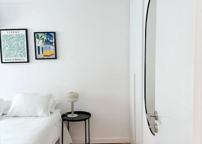 Chiado Hideaway Comfort In The Heart Of דירה